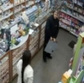 Ճանաչողներին խնդրում ենք արձագանքել:Դեղատանը կողոպուտ կատարողը դեռևս չի հայտնաբերվել (ՏԵՍԱՆՅՈՒԹ) Ճանաչողներին խնդրում ենք արձագանքել:Դեղատանը կողոպուտ կատարողը դեռևս չի հայտնաբերվել (ՏԵՍԱՆՅՈՒԹ)