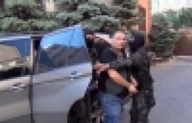 Ոստիկանության հերթական բացահայտումը. ձերբակալվել են մաքսային միջնորդական ծառայություններ իրականացնող ՍՊԸ-ի տնօրենը և «Բավրա» մաքսակետի պետը (ՏԵՍԱՆՅՈՒԹ և ԼՈՒՍԱՆԿԱՐՆԵՐ) Ոստիկանության հերթական բացահայտումը. ձերբակալվել են մաքսային միջնորդական ծառայություններ իրականացնող ՍՊԸ-ի տնօրենը և «Բավրա» մաքսակետի պետը (ՏԵՍԱՆՅՈՒԹ և ԼՈՒՍԱՆԿԱՐՆԵՐ)