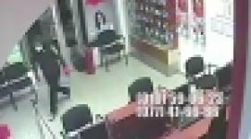 Գիշերային գողը հայտնվել է տեսագրող սարքի օբյեկտիվում (ՏԵՍԱՆՅՈՒԹ)  Գիշերային գողը հայտնվել է տեսագրող սարքի օբյեկտիվում (ՏԵՍԱՆՅՈՒԹ)