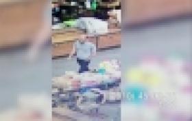 Շուկայի տեսախցիկը ֆիքսել է տաղավարից բջջային հեռախոս գողացողին (ՏԵՍԱՆՅՈՒԹ) Շուկայի տեսախցիկը ֆիքսել է տաղավարից բջջային հեռախոս գողացողին (ՏԵՍԱՆՅՈՒԹ)