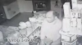 ԱՐՁԱԳԱՆՔԵՔ, ՃԱՆԱՉՈՂՆԵՐ. տեսախցիկը ֆիքսել է Արարատի մարզի Նիզամի գյուղում մթերային խանութից գողություն կատարողին (ՏԵՍԱՆՅՈՒԹ) ԱՐՁԱԳԱՆՔԵՔ, ՃԱՆԱՉՈՂՆԵՐ. տեսախցիկը ֆիքսել է Արարատի մարզի Նիզամի գյուղում մթերային խանութից գողություն կատարողին (ՏԵՍԱՆՅՈՒԹ)