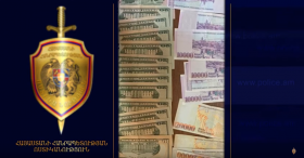 Գողացած դրամապանակում 300 հազար դրամ ու 300 դոլար էր․ կին գրպանահատը ձերբակալվել է Գողացած դրամապանակում 300 հազար դրամ ու 300 դոլար էր․ կին գրպանահատը ձերբակալվել է