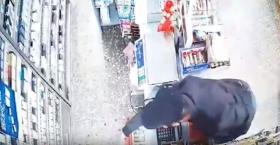 Աղջիկը շեղել էր վաճառողուհու ուշադրությունը, տղան՝ փող հափշտակել․ Մալաթիայի ոստիկանների բացահայտումը Աղջիկը շեղել էր վաճառողուհու ուշադրությունը, տղան՝ փող հափշտակել․ Մալաթիայի ոստիկանների բացահայտումը