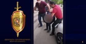 Փորձել էր շքամուտքում կողոպտել կնոջը, բայց բռնվել էր․ Արմավիրի ոստիկանների բացահայտումը Փորձել էր շքամուտքում կողոպտել կնոջը, բայց բռնվել էր․ Արմավիրի ոստիկանների բացահայտումը