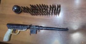 Ինքնաձիգներ, գնդացիր, ատրճանակներ․ քաղաքացիները ոստիկանության բաժիններում ապօրինի զենքեր են հանձնել Ինքնաձիգներ, գնդացիր, ատրճանակներ․ քաղաքացիները ոստիկանության բաժիններում ապօրինի զենքեր են հանձնել