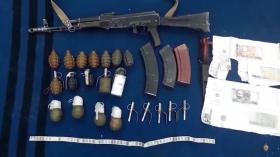 Սյունիքում ոստիկանները մեծ քանակությամբ Արցախից բերված զենք-զինամթերք են հայտնաբերել Սյունիքում ոստիկանները մեծ քանակությամբ Արցախից բերված զենք-զինամթերք են հայտնաբերել