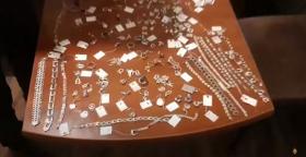 Զարդերի խանութից գողություն էր արել ու բռնվել․ Եղեգնաձորի ոստիկանների բացահայտումը Զարդերի խանութից գողություն էր արել ու բռնվել․ Եղեգնաձորի ոստիկանների բացահայտումը