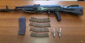 Ոստիկանության բաժիններում մի խումբ անձինք «Կալաշնիկովի» ինքնաձիգներ ու ատրճանակներ են հանձնել Ոստիկանության բաժիններում մի խումբ անձինք «Կալաշնիկովի» ինքնաձիգներ ու ատրճանակներ են հանձնել