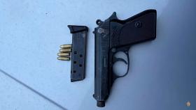 Ոստիկանության Տարոնի բաժին բերման ենթարկված տղամարդու մեքենայում ապօրինի հրազեն կար Ոստիկանության Տարոնի բաժին բերման ենթարկված տղամարդու մեքենայում ապօրինի հրազեն կար