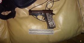 Ոստիկանության ծառայողները Ձորաղբյուրի առանձնատներից մեկում հրազեն են հայտնաբերել Ոստիկանության ծառայողները Ձորաղբյուրի առանձնատներից մեկում հրազեն են հայտնաբերել