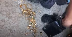 Բնակարանից ոսկեղեն գողացած երիտասարդին Մալաթիայի ոստիկաններն արագ հայտնաբերեցին․ նա ձերբակալվել է Բնակարանից ոսկեղեն գողացած երիտասարդին Մալաթիայի ոստիկաններն արագ հայտնաբերեցին․ նա ձերբակալվել է