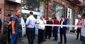 Տարադրամի փոխանակման կետում ավազակություն կատարած անձինք ձերբակալվել են Տարադրամի փոխանակման կետում ավազակություն կատարած անձինք ձերբակալվել են