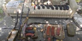 Արարատի ոստիկանները մի ողջ զինանոց են հայտնաբերել  Արարատի ոստիկանները մի ողջ զինանոց են հայտնաբերել