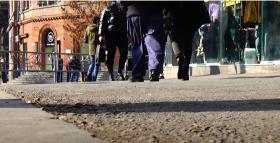 Ոստիկանության զորքերի ծառայողը հետապնդել ու բռնել է կողոպտչին. երիտասարդը ձերբակալվել է Ոստիկանության զորքերի ծառայողը հետապնդել ու բռնել է կողոպտչին. երիտասարդը ձերբակալվել է