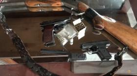 Տարոնի ոստիկանները Վանաձորում ատրճանակներ, հրացան ու ռազմամթերք են հայտնաբերել. հարուցվել է քրեական գործ Տարոնի ոստիկանները Վանաձորում ատրճանակներ, հրացան ու ռազմամթերք են հայտնաբերել. հարուցվել է քրեական գործ