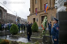 Ներքին գործերի նախարարը հարգանքի տուրք է մատուցել Արամ Մանուկյանի հիշատակին Ներքին գործերի նախարարը հարգանքի տուրք է մատուցել Արամ Մանուկյանի հիշատակին