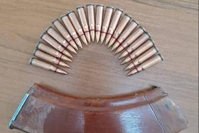 Մեքենայի բեռնախցիկում ինքնաձիգի լիցքավորված փամփշտատուփ կար Մեքենայի բեռնախցիկում ինքնաձիգի լիցքավորված փամփշտատուփ կար