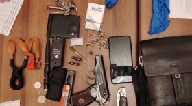 Տղամարդու մոտ հայտնաբերվել են ատրճանակ, փամփուշտներ, դանակներ, թմրամիջոց. նա ձերբակալվել է Տղամարդու մոտ հայտնաբերվել են ատրճանակ, փամփուշտներ, դանակներ, թմրամիջոց. նա ձերբակալվել է