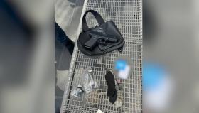 23-ամյա երիտասարդի մոտ լիցքավորված ատրճանակ և թմրանյութ է հայտնաբերվել 23-ամյա երիտասարդի մոտ լիցքավորված ատրճանակ և թմրանյութ է հայտնաբերվել