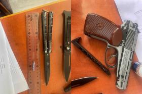 Ուղևորի մոտ օդաճնշիչ ատրճանակ և գաղտնի փականով դանակներ են հայտնաբերվել Ուղևորի մոտ օդաճնշիչ ատրճանակ և գաղտնի փականով դանակներ են հայտնաբերվել