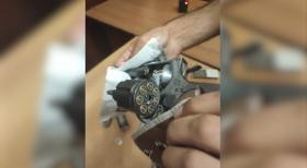 Տղամարդկանցից մեկի պայուսակում լիցքավորված ատրճանակ, դանակ և արցունքաբեր գազաբալոն է հայտմնաբերվել Տղամարդկանցից մեկի պայուսակում լիցքավորված ատրճանակ, դանակ և արցունքաբեր գազաբալոն է հայտմնաբերվել