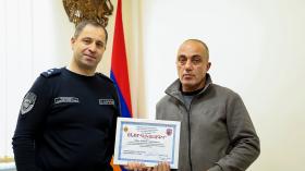 Պարեկային ծառայության պետը շնորհակալագիր է հանձնել բարեխիղճ վարքագիծ դրսևորած վարորդին Պարեկային ծառայության պետը շնորհակալագիր է հանձնել բարեխիղճ վարքագիծ դրսևորած վարորդին