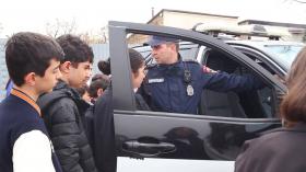 Փորձը որպես գիտելիքի աղբյուր. Կոտայքի պարեկները դպրոցականների հետ գործնական պարապմունք են անցկացրել Փորձը որպես գիտելիքի աղբյուր. Կոտայքի պարեկները դպրոցականների հետ գործնական պարապմունք են անցկացրել