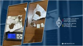 Պարեկների կողմից ձերբակալված 29-ամյա երիտասարդի խուզարկությամբ հինգ փաթեթ «Շոկո» տեսակի թմրամիջոց է հայտնաբերվել Պարեկների կողմից ձերբակալված 29-ամյա երիտասարդի խուզարկությամբ հինգ փաթեթ «Շոկո» տեսակի թմրամիջոց է հայտնաբերվել