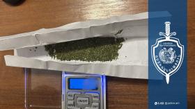 Ձերբակալվածի խուզարկությամբ հայտնաբերվել է փաթեթներով մարիխուանա Ձերբակալվածի խուզարկությամբ հայտնաբերվել է փաթեթներով մարիխուանա