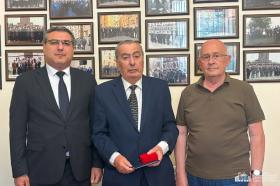 ՆԳ նախարարի տեղակալը 85-ամյակի կապակցությամբ պարգև է հանձնել ՆԳ նախկին նախարար Կառլոս Ղազարյանին ՆԳ նախարարի տեղակալը 85-ամյակի կապակցությամբ պարգև է հանձնել ՆԳ նախկին նախարար Կառլոս Ղազարյանին