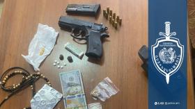 48-ամյա տղամարդու խուզարկությամբ ատրճանակ ու թմրամիջոց է հայտնաբերվել․ Երևանի պարեկների բացահայտումը 48-ամյա տղամարդու խուզարկությամբ ատրճանակ ու թմրամիջոց է հայտնաբերվել․ Երևանի պարեկների բացահայտումը